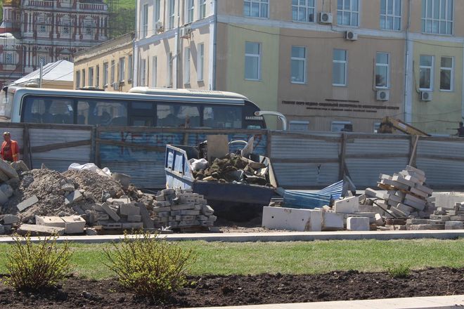 За синим забором: реконструкция Нижне-Волжской набережной близится к завершению (ФОТО) - фото 36
