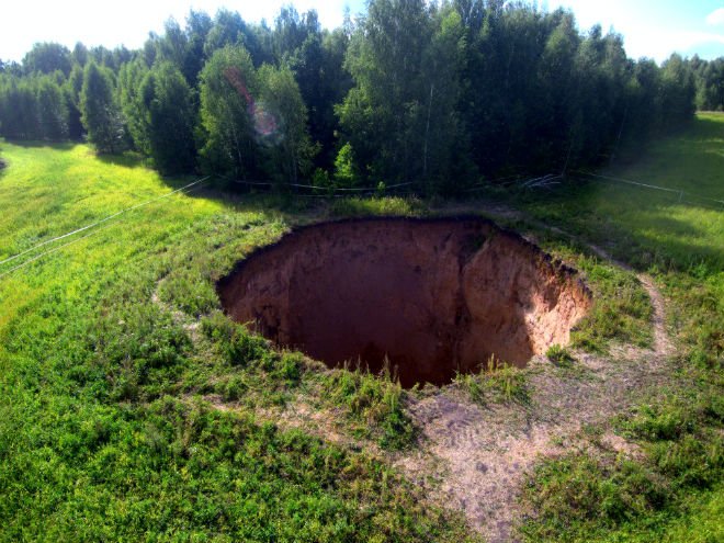 50-метровый карстовый провал в Шатковском районе стал туристическим местом (ФОТО, ВИДЕО) - фото 1