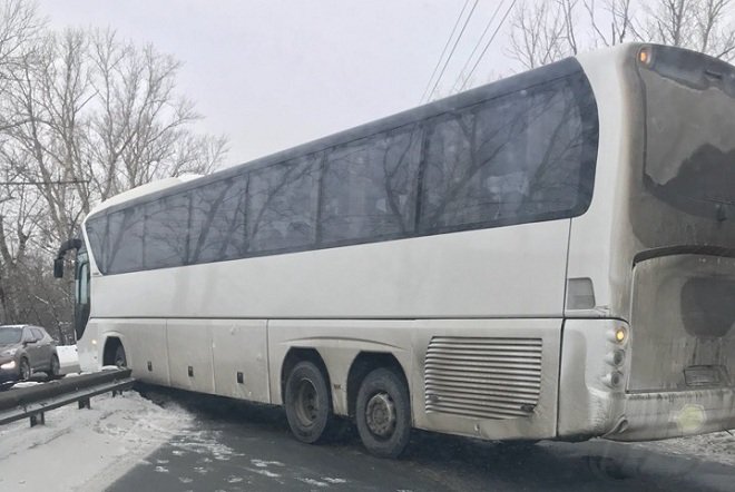 Автобус с пассажирами протаранил отбойник на Московском шоссе