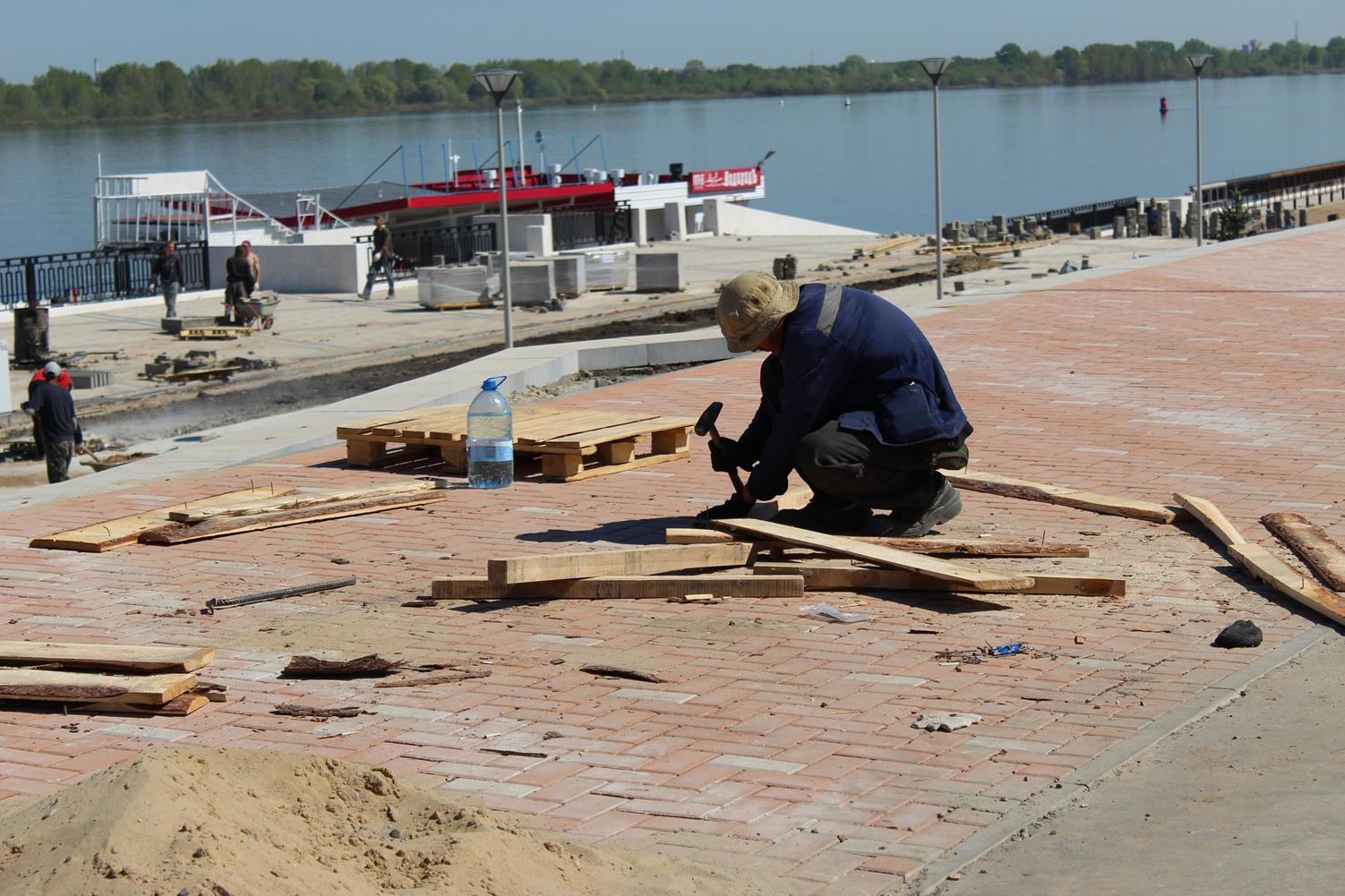 За синим забором: реконструкция Нижне-Волжской набережной близится к завершению (ФОТО) - фото 3