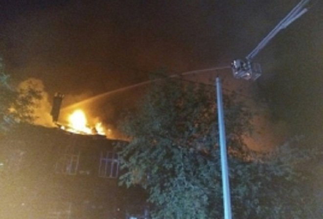 Два человека погибли при пожаре в нежилом доме в Ленинском районе - фото 1
