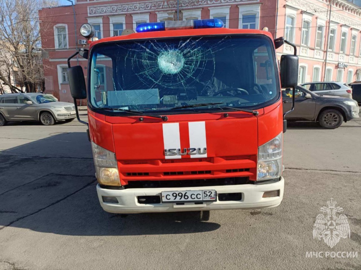 Бросивший в пожарную машину камень мужчина задержан в Нижнем Новгороде - фото 1