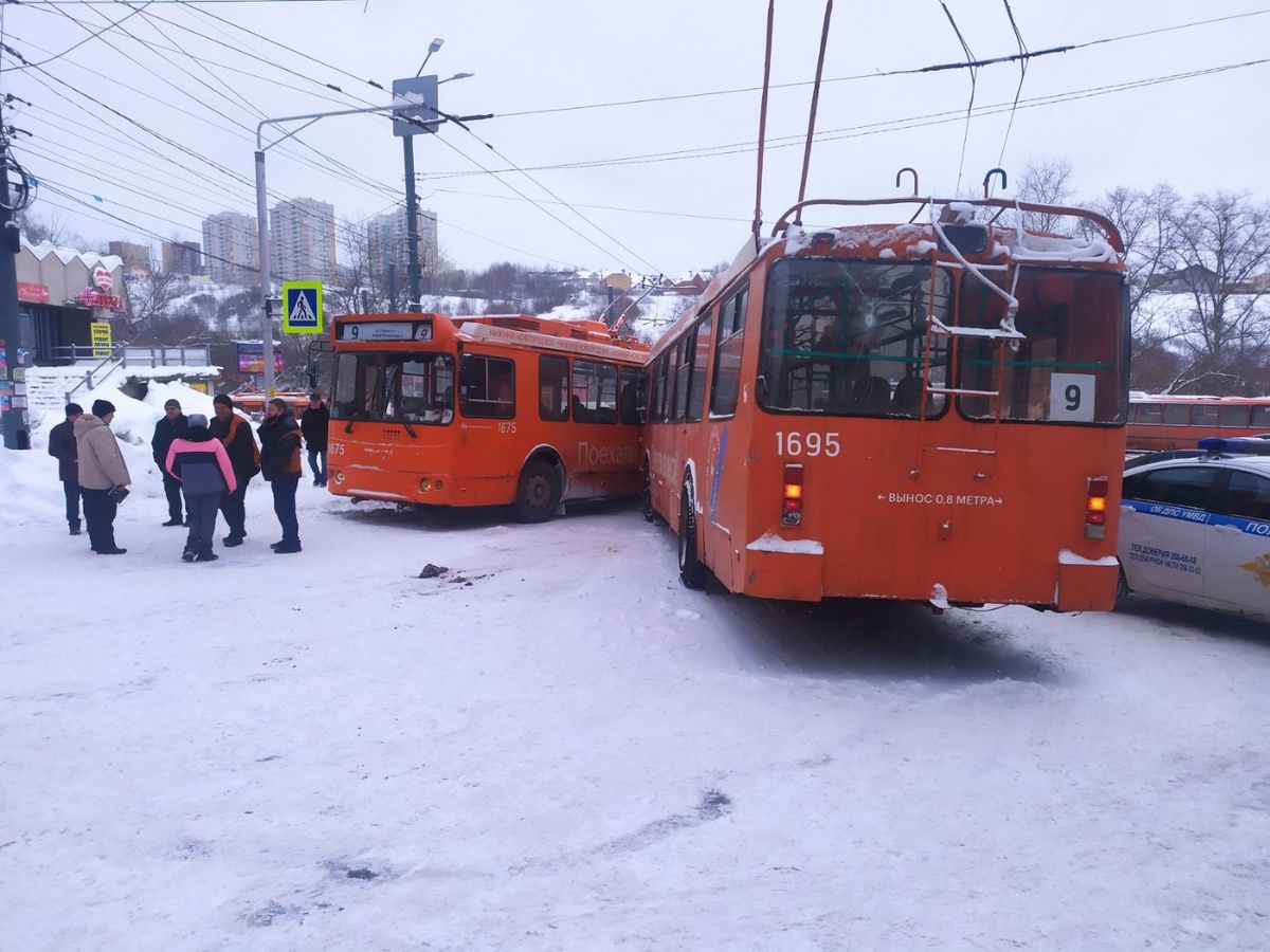 ПАЗик спровоцировал ДТП с двумя троллейбусами в Советском районе - фото 2