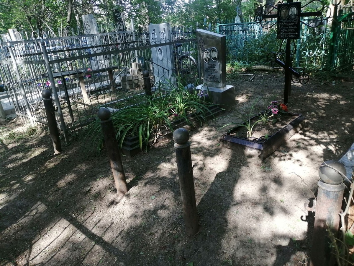Цепи и ограды украли с кладбища в Дзержинске - фото 1