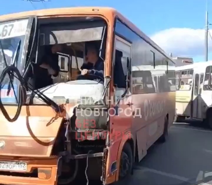 Маршрутка и трамвай столкнулись в Автозаводском районе