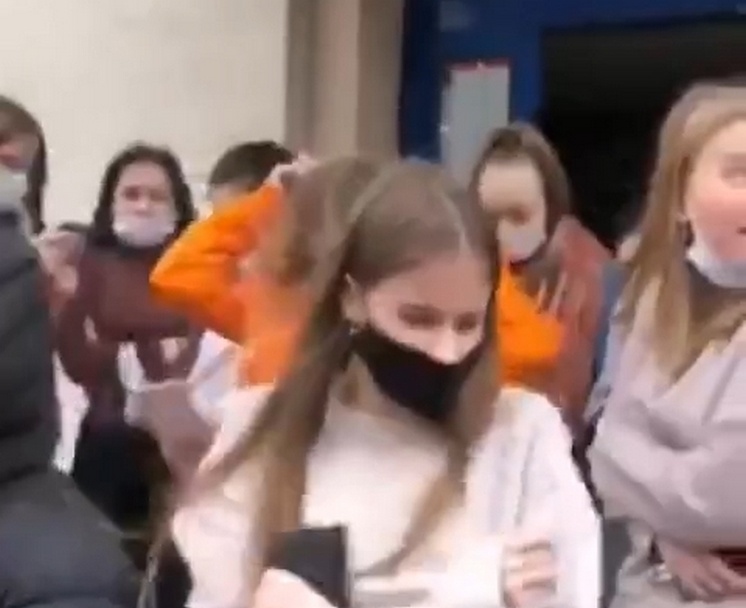 Нижегородские студенты пожаловались, что их выгнали на холод во время учебной тревоги - фото 1