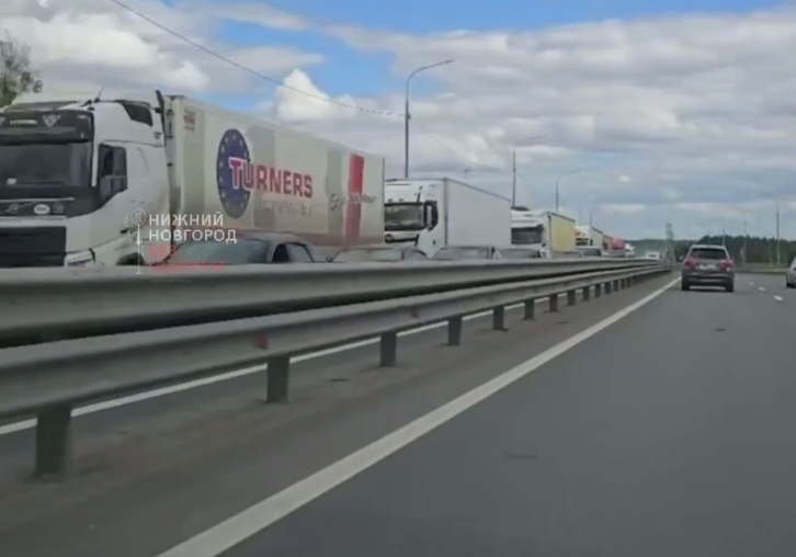 Многокилометровые пробки сковали подъезды к Нижнему Новгороду  - фото 1