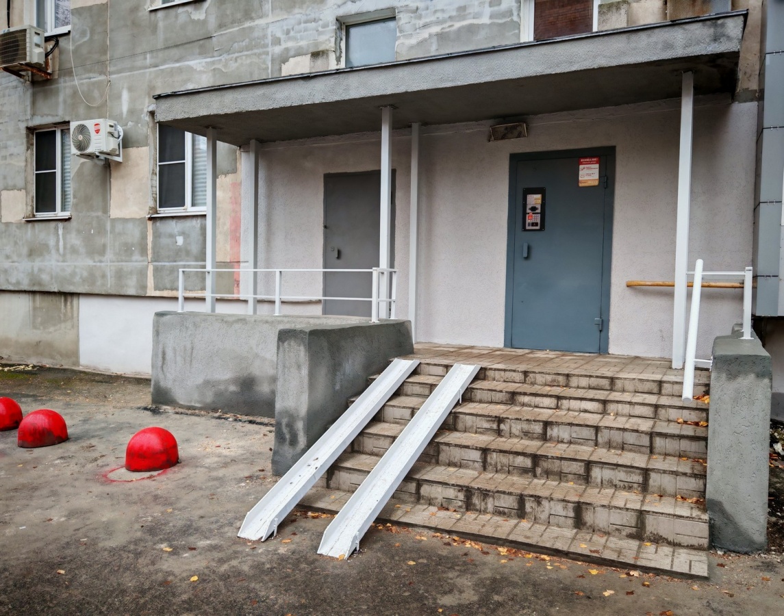 Нижегородские коммунальщики отремонтировали опасные входы в дом после штрафа - фото 1