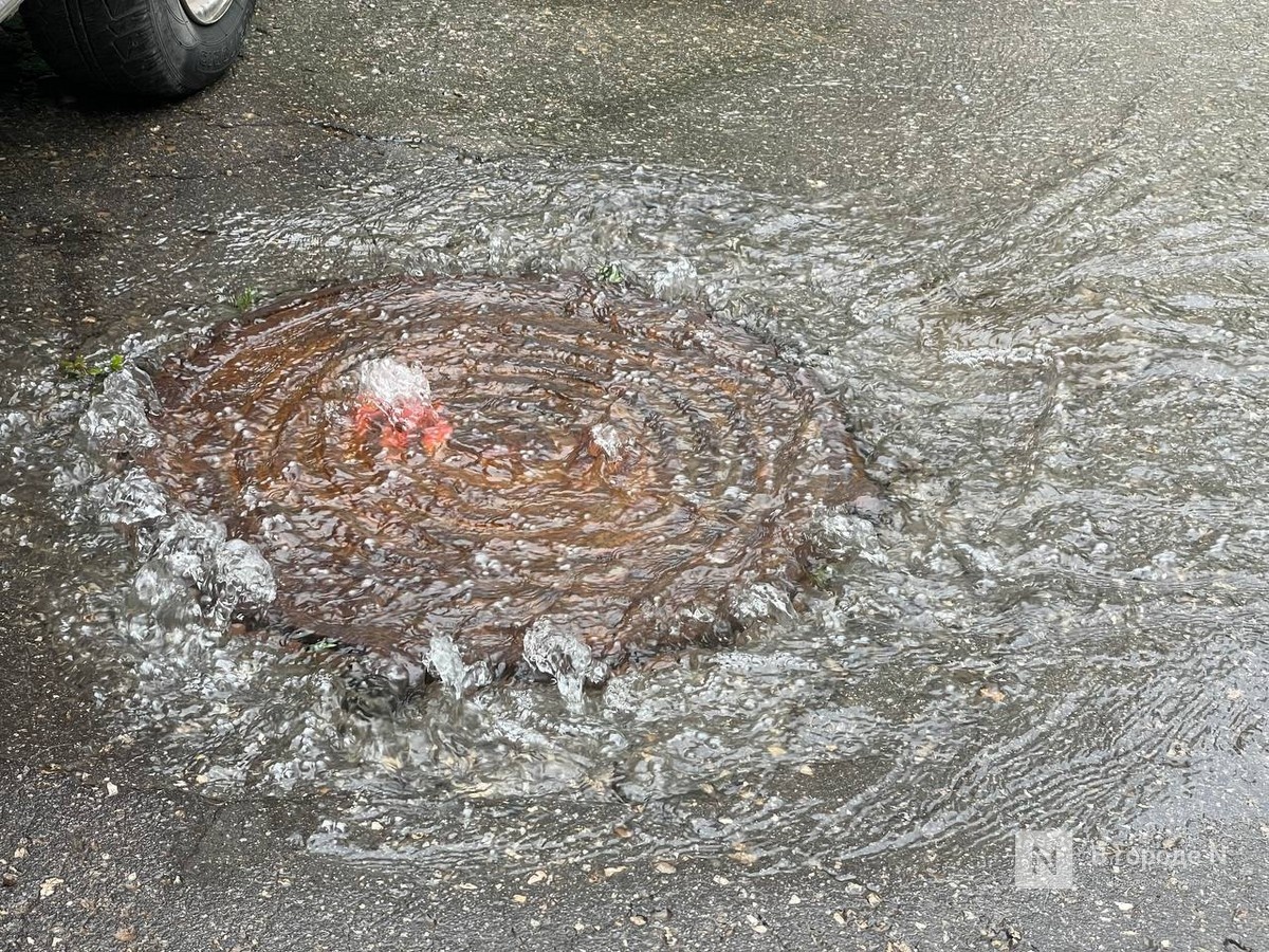Несколько улиц подтопило в Нижнем Новгороде: идет откачка воды - фото 1