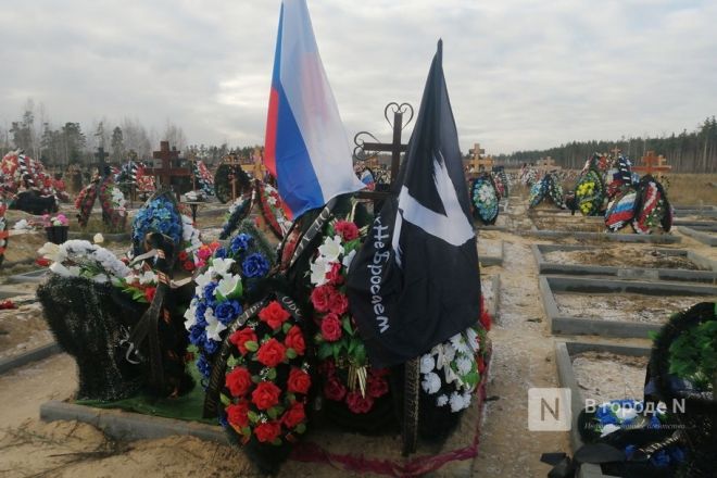 &laquo;Аллея славы&raquo; в память о погибших в СВО появилась на Новосормовском кладбище - фото 14