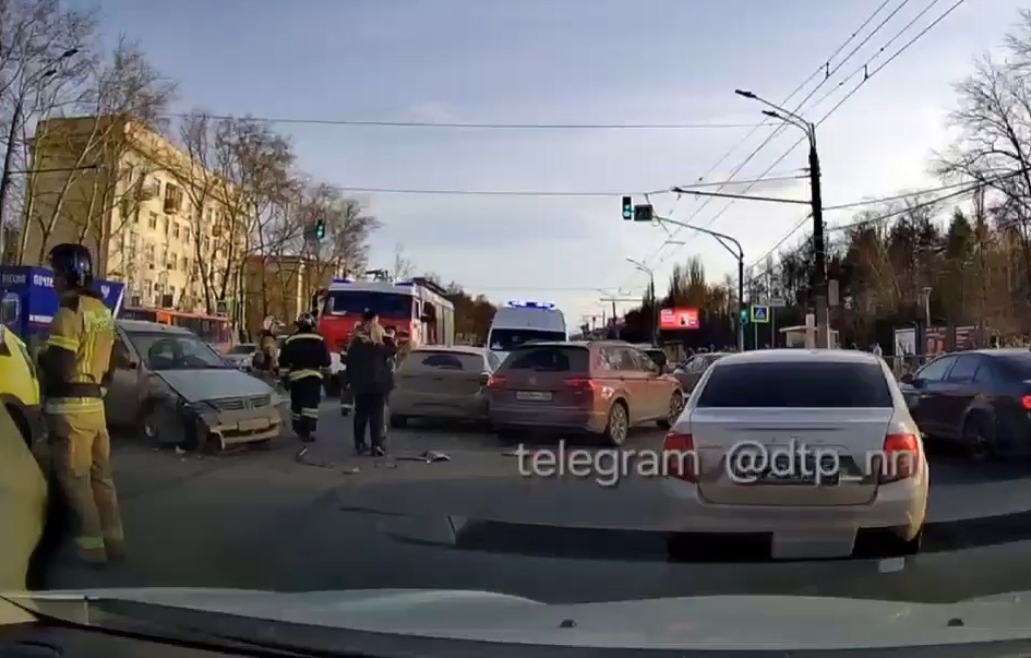 Гигантские пробки образовались вокруг площади Лядова в Нижнем Новгороде - фото 3