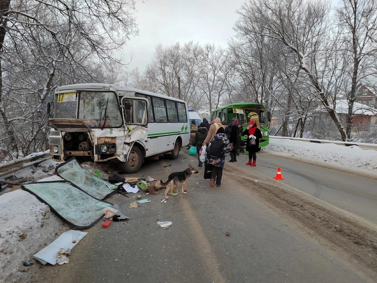 Восемь человек пострадали при столкновении двух маршруток в Павлове - фото 1