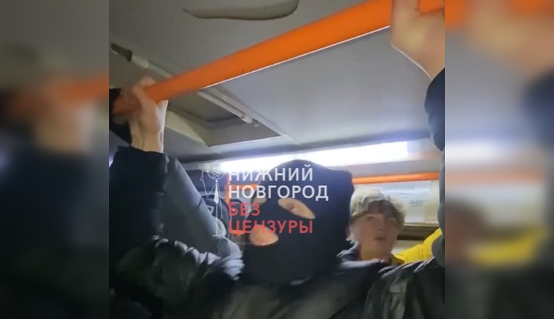 Нижегородцев возмутило поведение подростков в общественном транспорте - фото 1