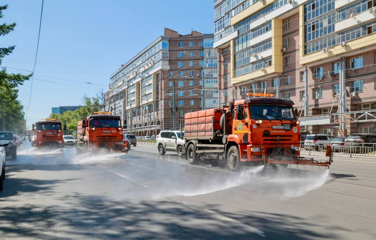 Дороги в Нижнем Новгороде поливают из-за жары - фото 1