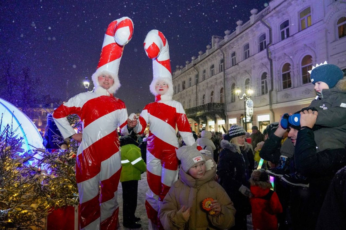 Шествие сказочных героев прошло по улице Большой Покровской - фото 1