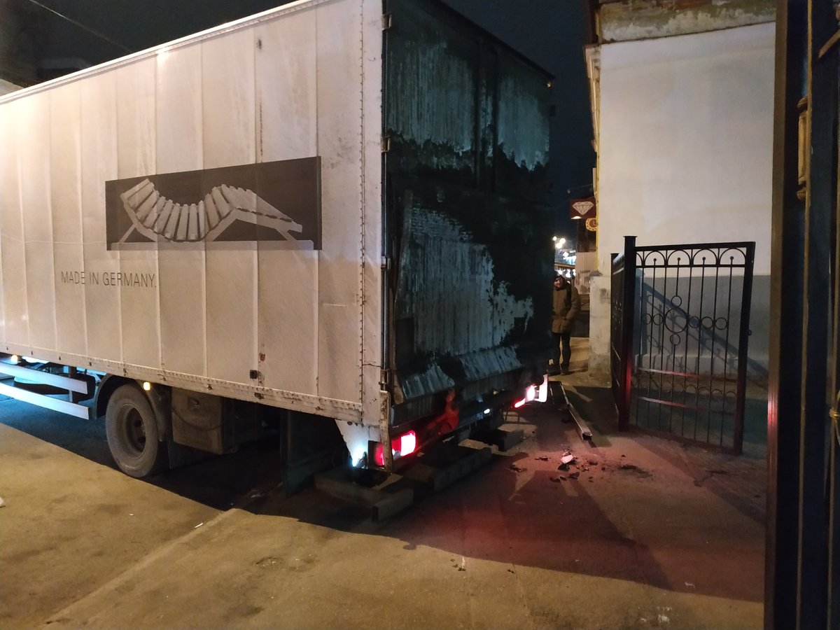 Иногородний грузовик снес ворота у лицея на улице Пискунова - фото 1
