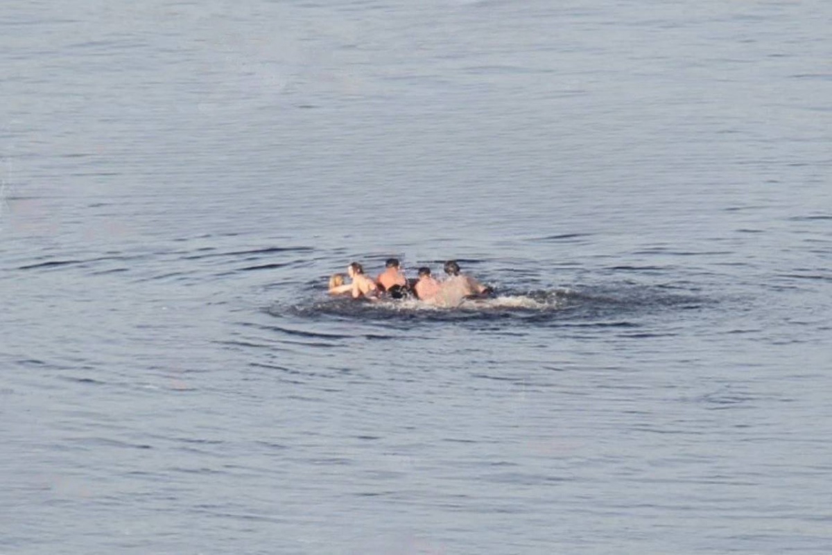 Шестеро детей пытались переплыть Волгу на надувном матрасе в Нижнем Новгороде - фото 1