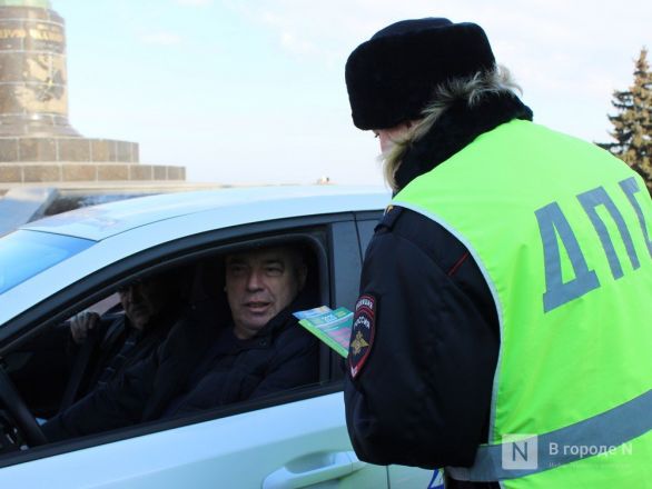 Девушки-полицейские поздравили нижегородских водителей с Днем защитника Отечества - фото 10
