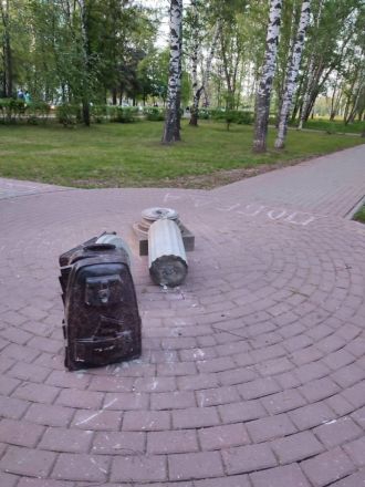 Вандалы снова сломали памятник портфелю в Сормове - фото 1