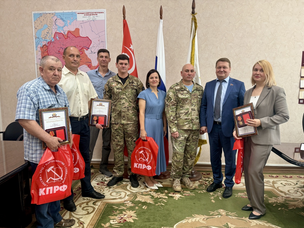 Нижегородские коммунисты наградили волонтеров за помощь бойцам СВО - фото 1