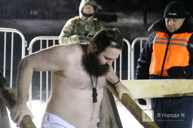 Мороз по коже: фоторепортаж с крещенских купаний в Нижнем Новгороде - фото 14
