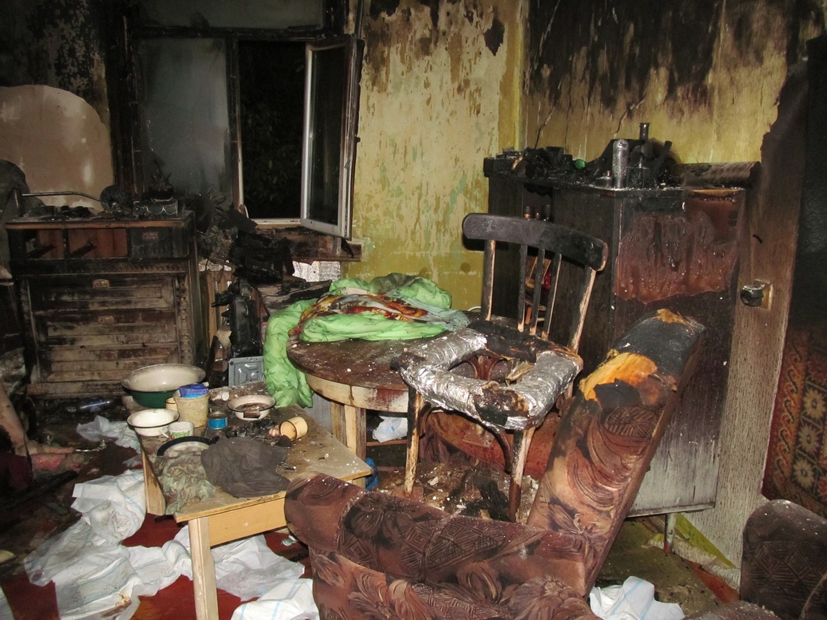 Следователи возбудили уголовное дело по факту гибели двух пенсионеров при пожаре в Автозаводском районе - фото 1