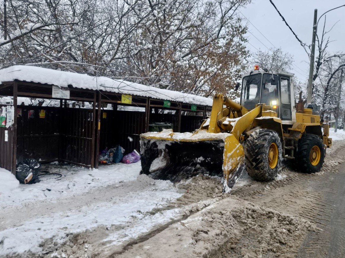 Дорожные компании подключились к уборке снега во дворах Нижнего Новгорода - фото 1