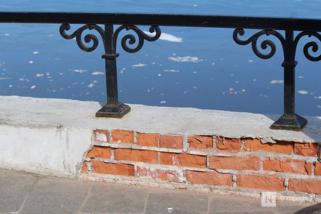 Трещит по швам: как выглядит центр Нижнего Новгорода после аномальной зимы — фоторепортаж - фото 59