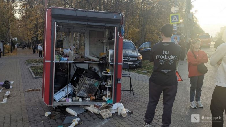 Иномарка влетела в киоск в центре Нижнего Новгорода: есть пострадавшие - фото 3