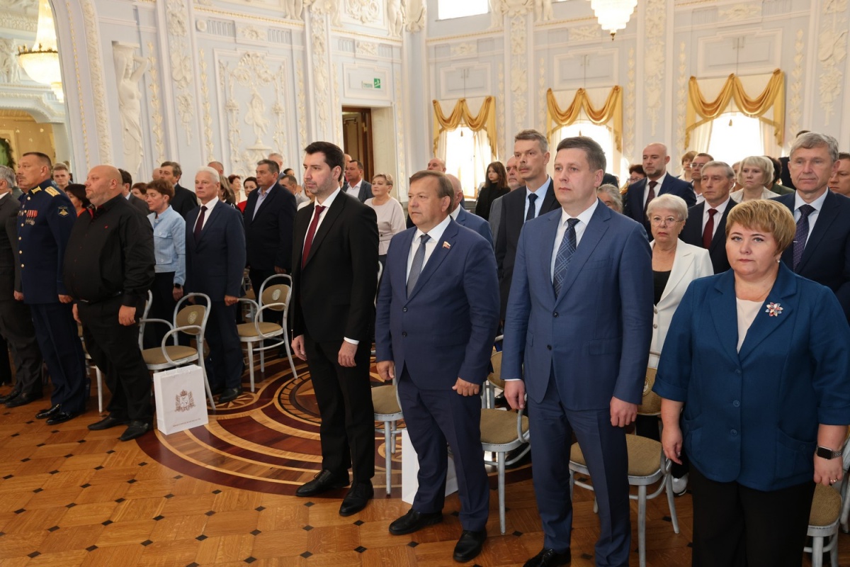 48 нижегородцев наградили за заслуги в труде - фото 1