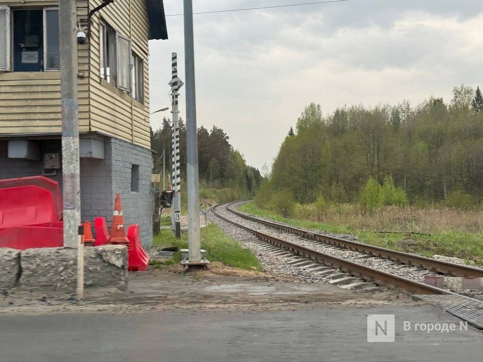 Электричка столкнулась с легковушкой на переезде в Нижегородской области - фото 1