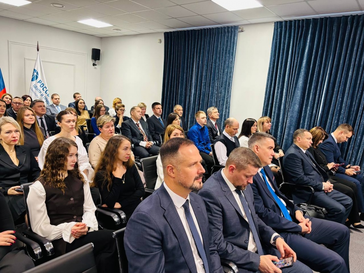 В честь Дня энергетика в нижегородском филиале ПАО &laquo;Россети Центр и Приволжье&raquo; состоялось торжественное награждение сотрудников - фото 1