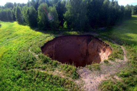 50-метровый карстовый провал в Шатковском районе стал туристическим местом (ФОТО, ВИДЕО)