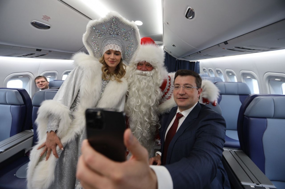 Никитин впервые побывал в кабине самолета и сопроводил Деда Мороза в Нижний Новгород - фото 2