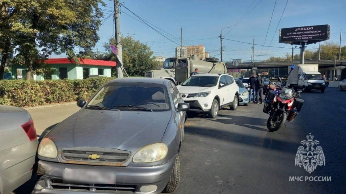 Ассенизатор протаранил несколько припаркованных авто в Нижнем Новгороде - фото 2