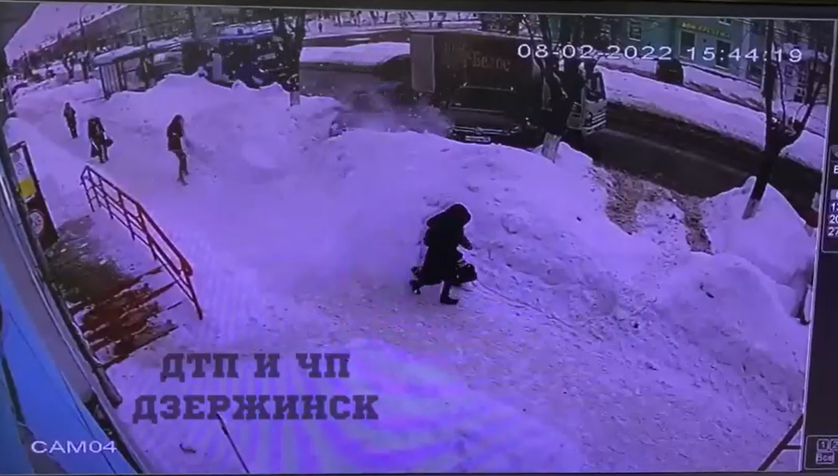 Лавина снега с крыши в Дзержинске чуть не накрыла женщину с ребенком - фото 1