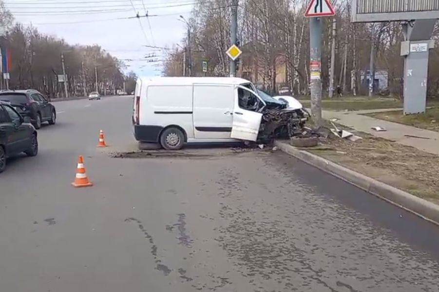 Иномарка влетела в столб на Бекетова в Нижнем Новгороде