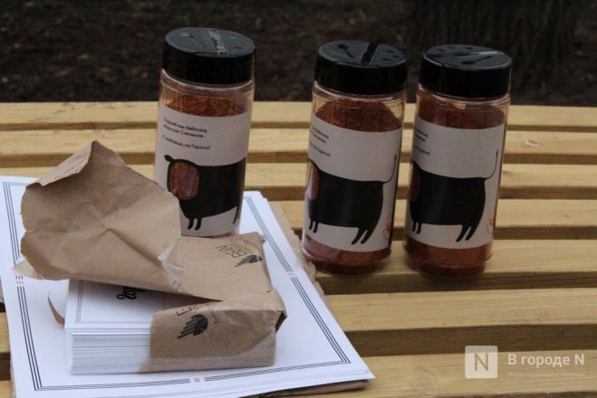 Чемпионы по поеданию ребрышек съели порцию за три минуты в Чернопрудском сквере - фото 7