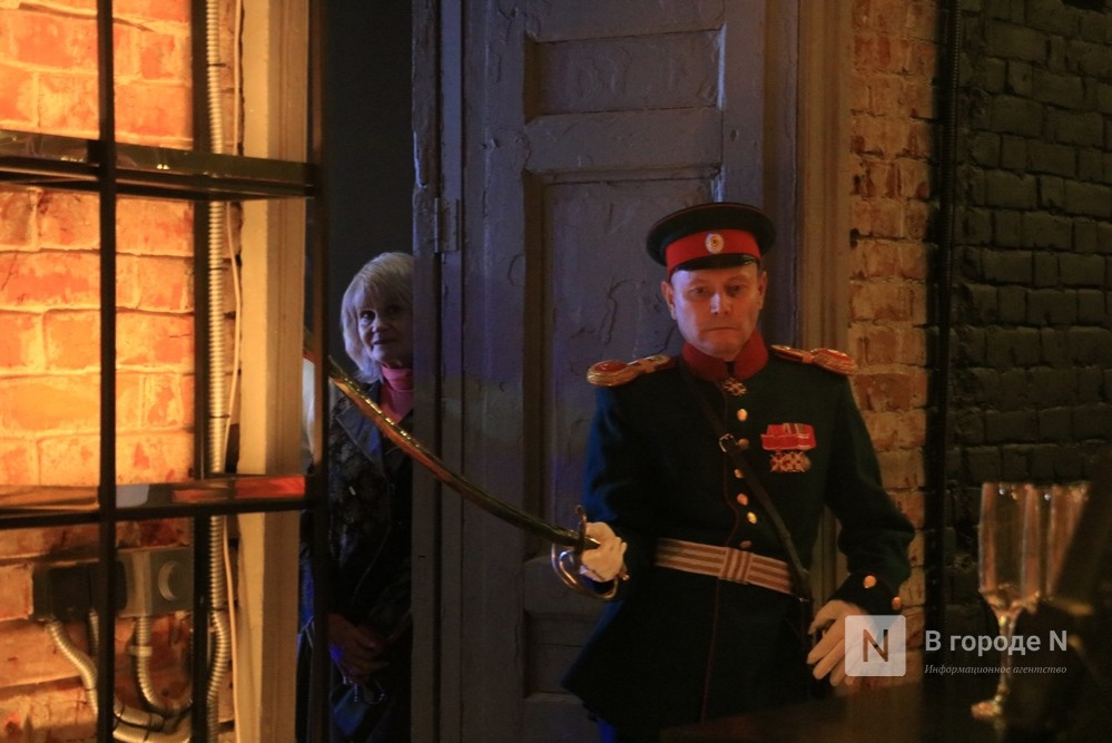 Бутылку шампанского открыли саблей на балу XIX века в Нижнем Новгороде