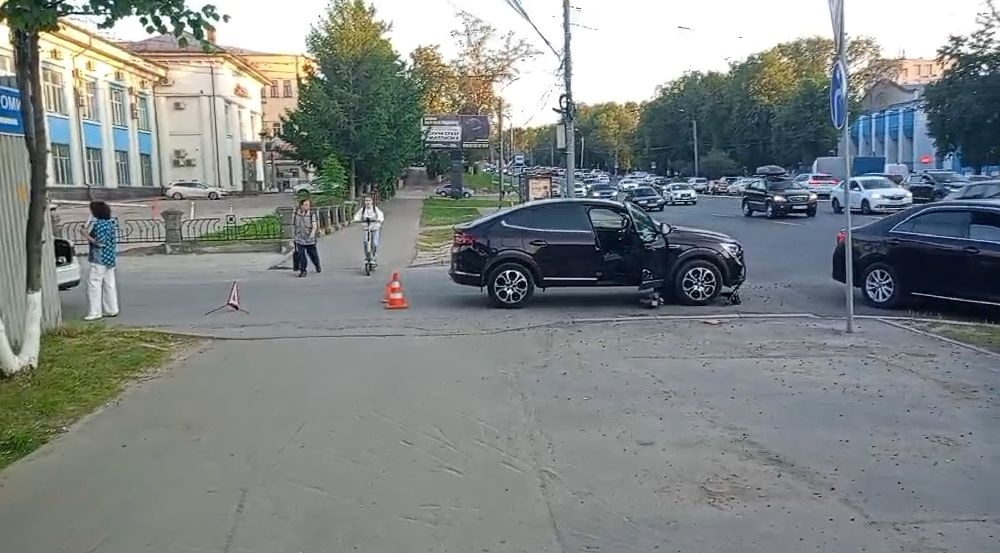 Женщина на Renault сбила самокатчика на проспекте Гагарина в Нижнем Новгороде - фото 1
