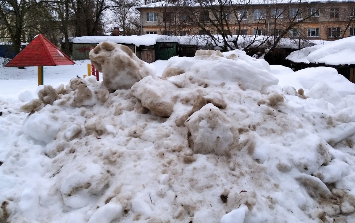 Грязный снег. Завалило снегом. Грязный сугроб. Грязный снежок.