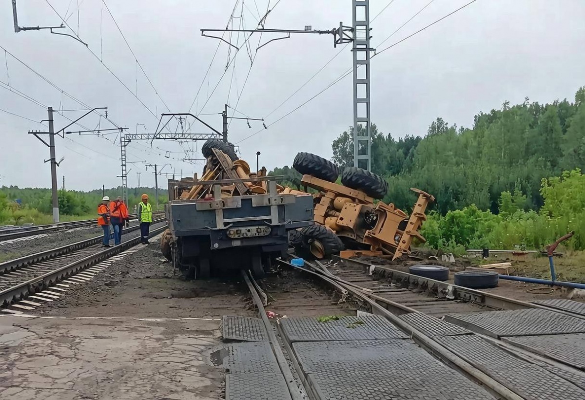 Поезд и грузовик столкнулись под Нижним Новгородом: фото с места ДТП - фото 1