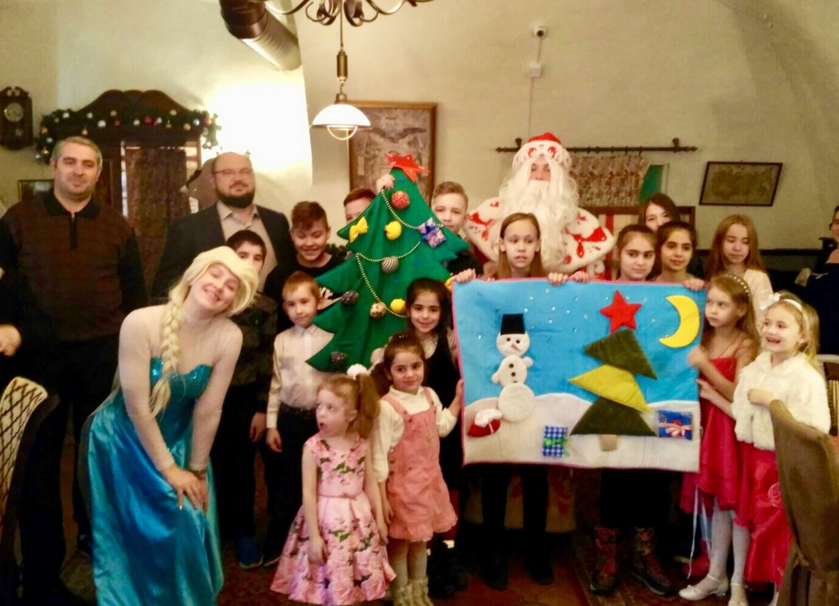 Новогоднее торжество для многодетных семей провел Благотворительный фонд Олега Кондрашова в Нижнем Новгороде - фото 2