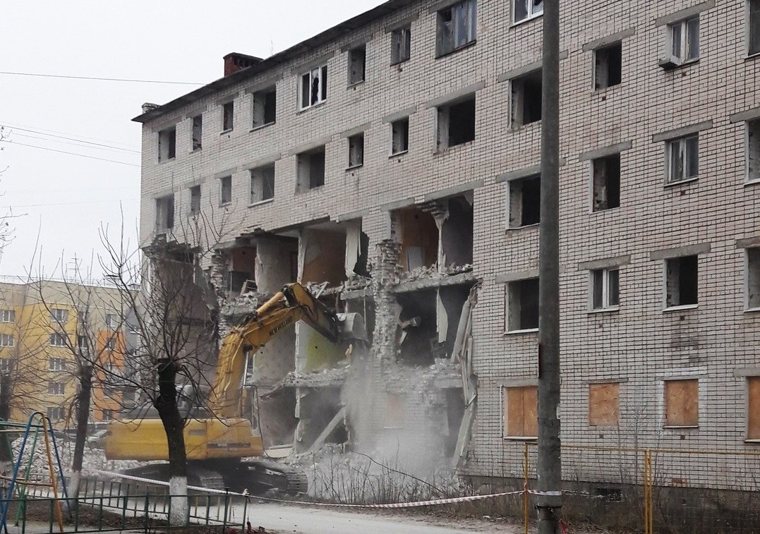 В Дзержинске сносят дом, который признали аварийным в 2017 году - фото 1