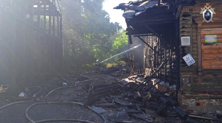 Нижегородские следователи выясняют причины гибели женщины при пожаре в заброшенном доме - фото 1