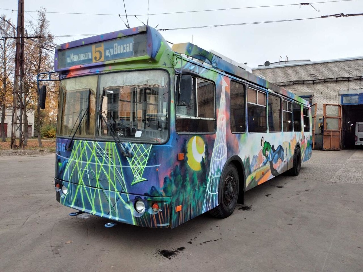Оформленный граффити троллейбус выйдет на маршрут в Дзержинске - фото 1