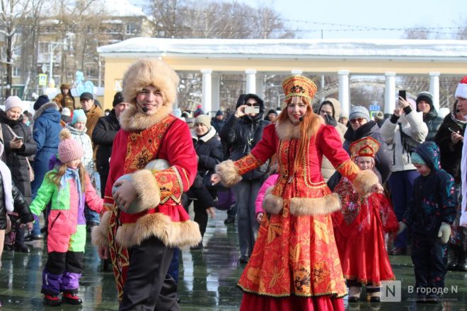 С блинами и в сугробах: как прошла Масленица в Нижнем Новгороде — фоторепортаж - фото 54