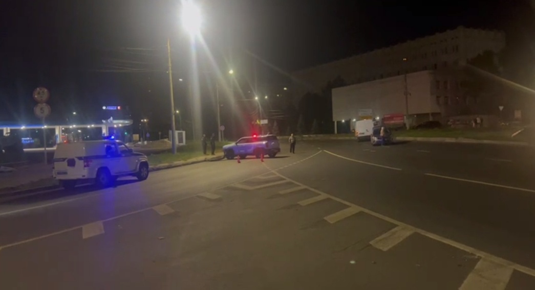 Две легковушки столкнулись на Комсомольской площади ночью 13 августа - фото 1