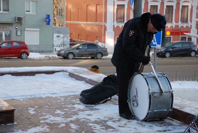 Оркестр нижегородской полиции сделал музыкальный подарок женщинам (ФОТО, ВИДЕО) - фото 9