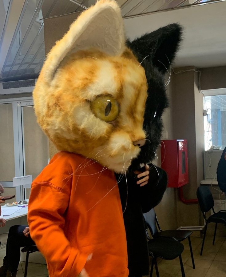 Нижегородка пришла голосовать на выборы президента в огромной маске кота - фото 1